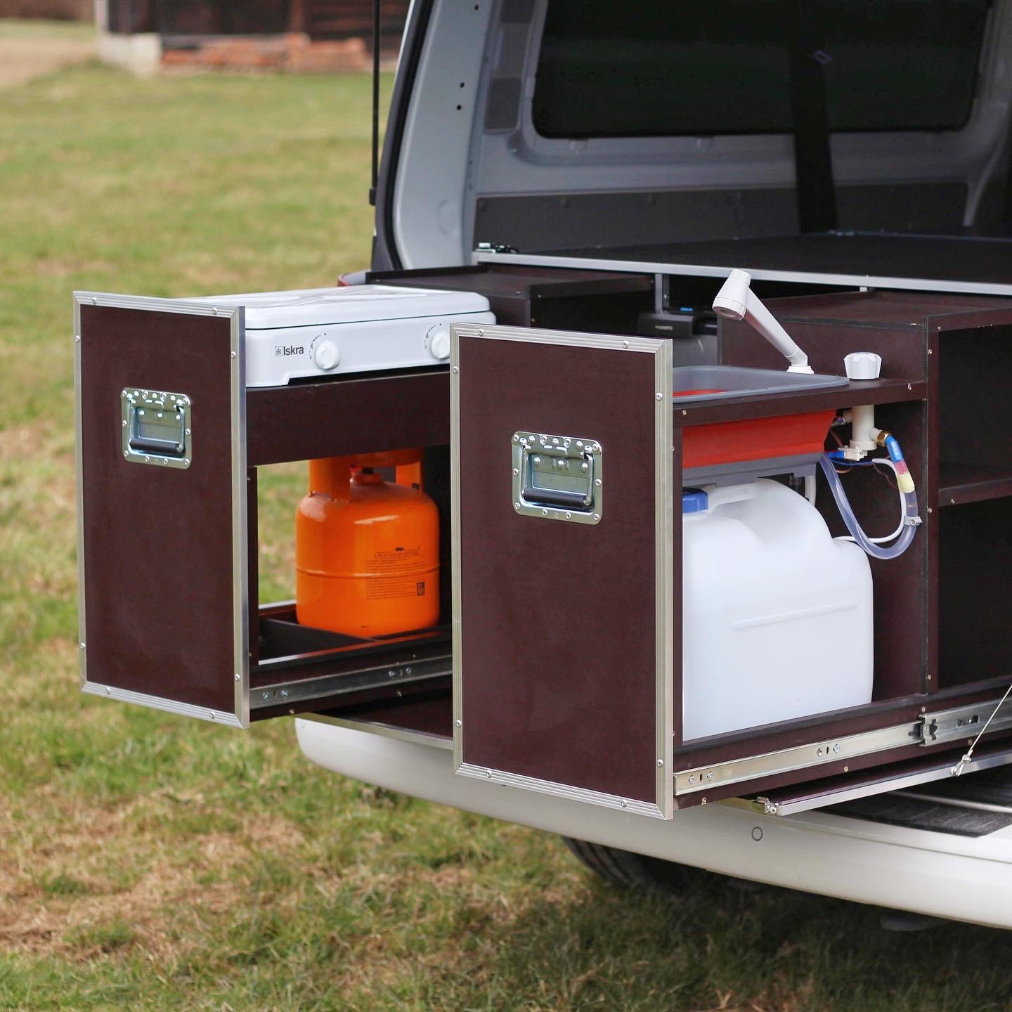 Kombi box namescen v kombiju